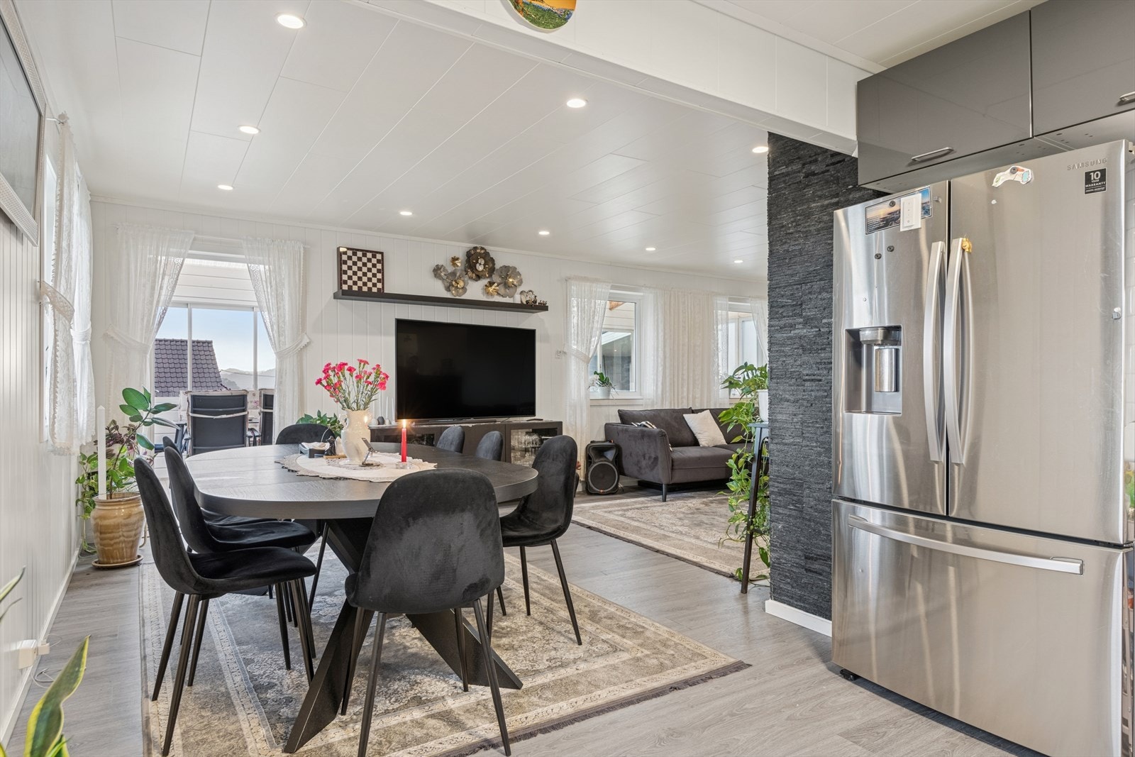 Åpen løsning mellom stue og kjøkken gir en romslig plass til spisestue. Galleribilde