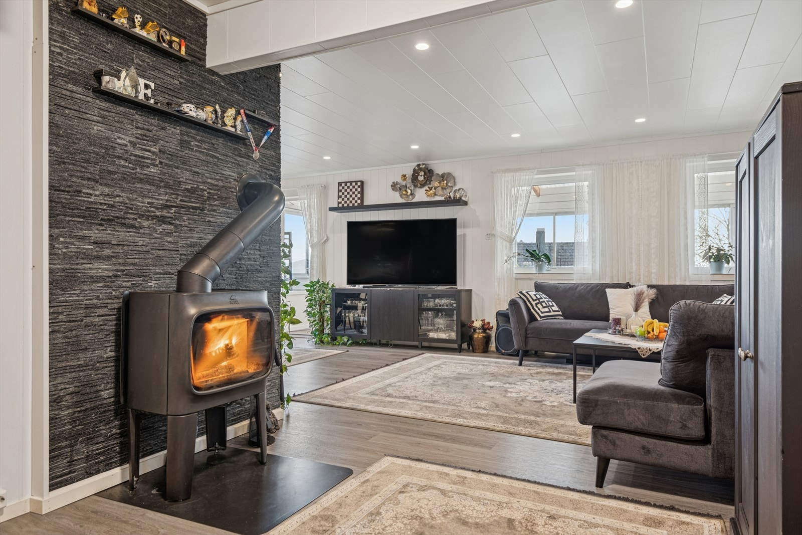 Vedovn i stuen gir effektiv oppvarming og en koselig atmosfære. Galleribilde