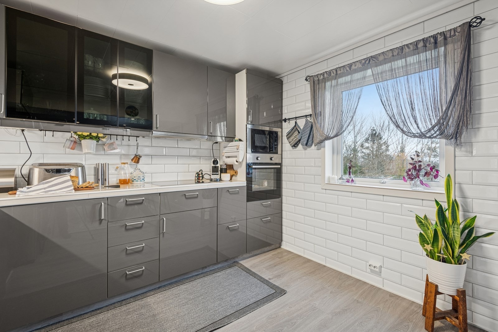 Kjøkkenet har glatte fronter og laminat benkeplate. Galleribilde