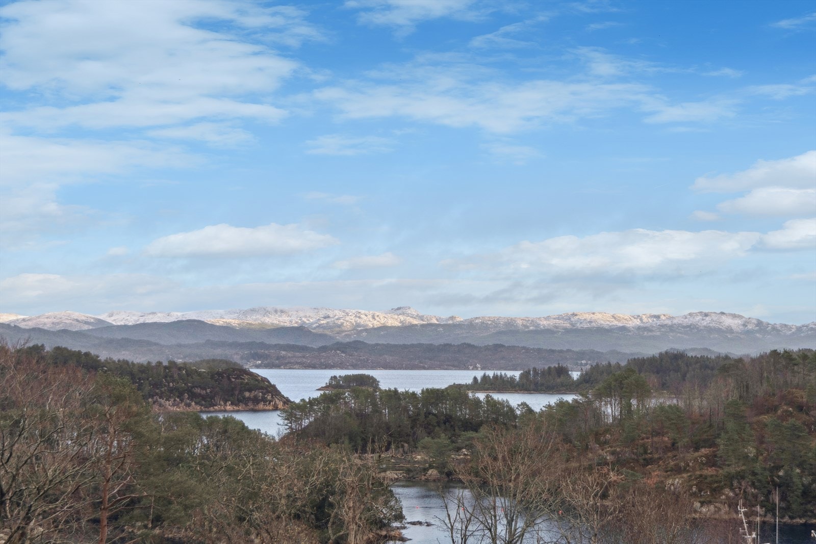 Flott utsikt over omkringliggende landskap og gode solforhold på tomten. Galleribilde