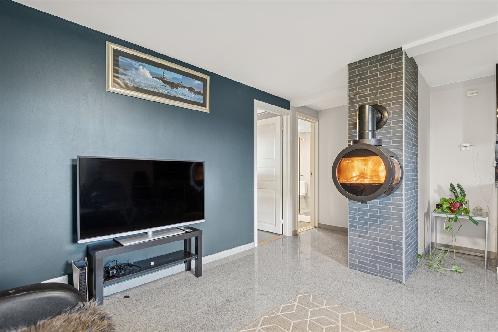 Stue i underetasjen med vedovn. Galleribilde