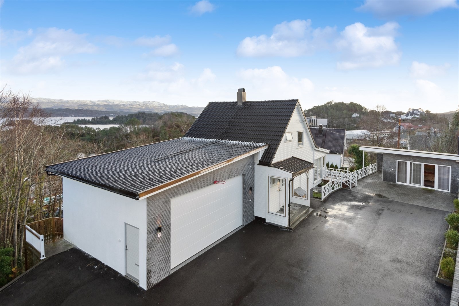 Garasjen har elektrisk port og vegger i lettklinkerstein. Galleribilde