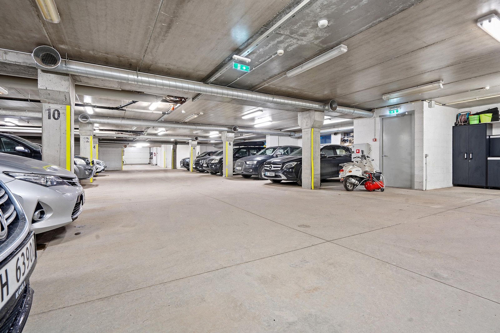 Parkeringsplass med El bil lader i felles garasjekjeller Galleribilde