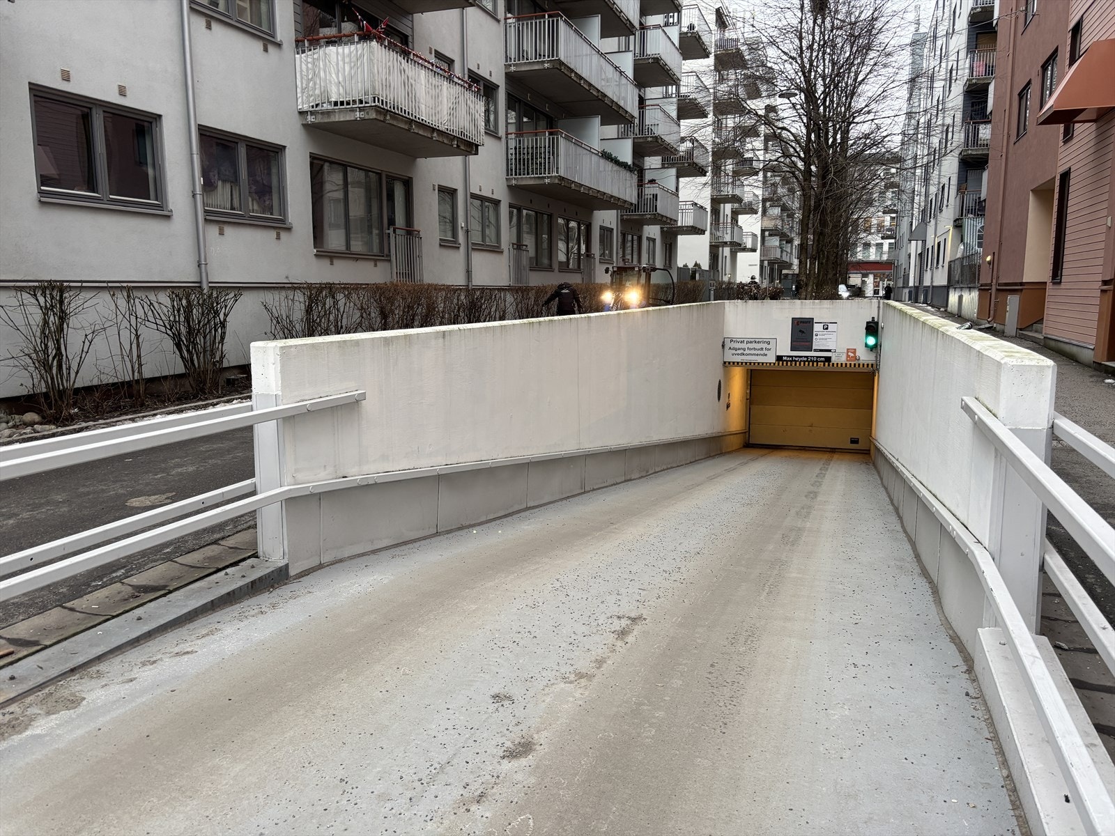 Samt innkjøring fra Rubina Ranas Gate. Galleribilde