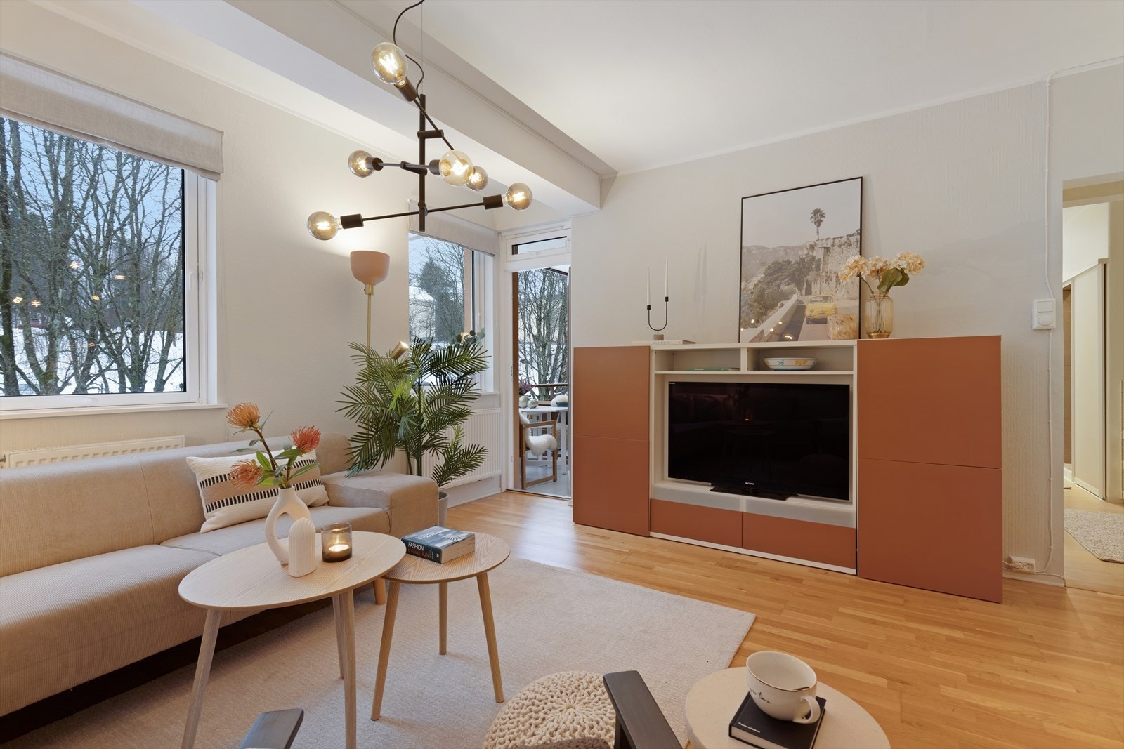 Fra stuen er det utgang til balkongen, noe som gir enkel tilgang til uteområdet og forlenger oppholdsrommet på varme dager. Galleribilde