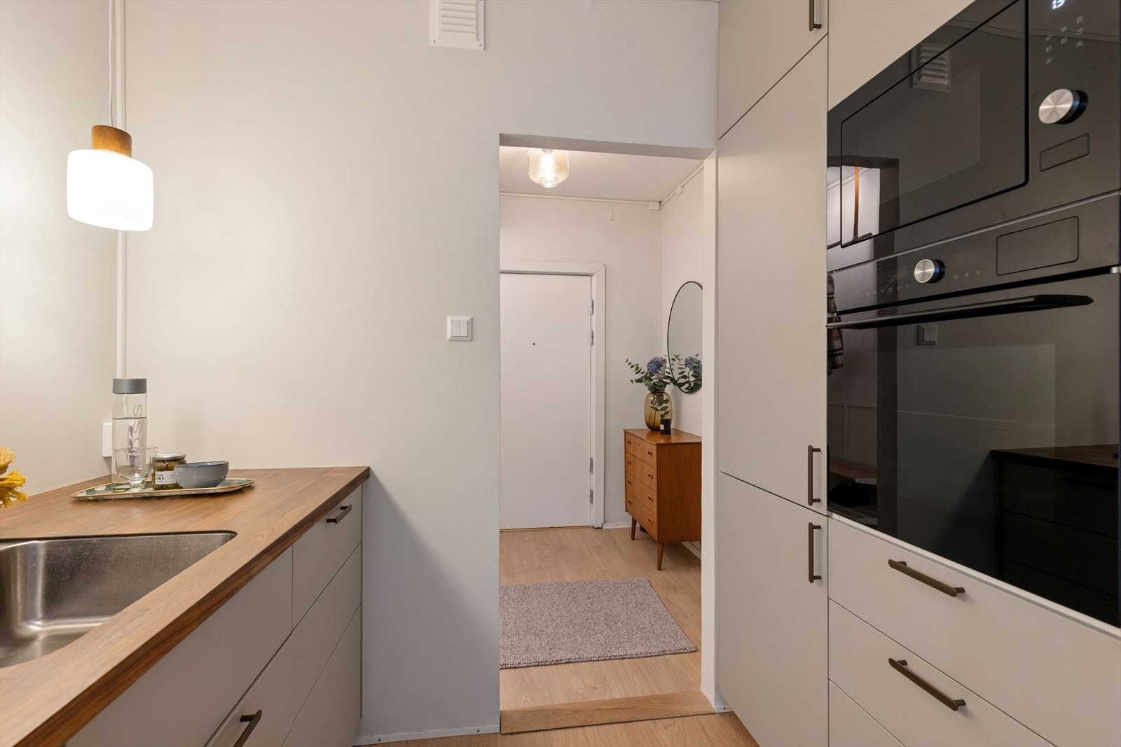 Kjøkkenet har gode og funksjonelle oppbevaringsløsninger som gjør det enkelt å holde orden. Galleribilde