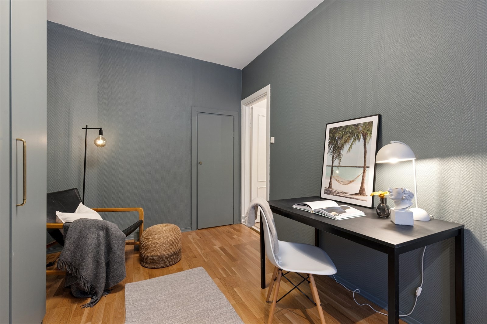 En egen arbeidsplass med skrivebord og stol gir rommet funksjonell bruk, og fra soverommet er det adkomst videre til en praktisk innvendig bod. Galleribilde