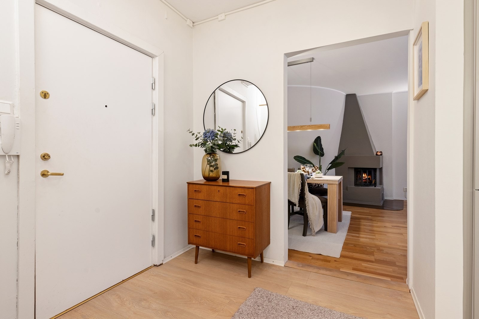 Velkommen inn i en lys og trivelig entrè. Galleribilde