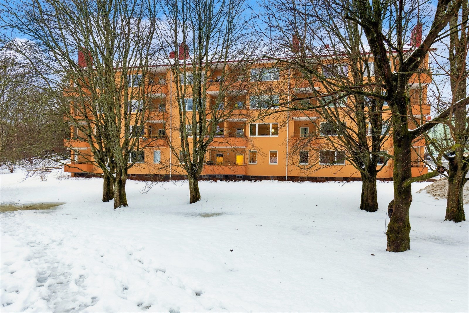 Balkongen ble utvidet i 2022. Her bor du svært sentralt med kort avstand til det aller meste man behøver i hverdagen! Galleribilde