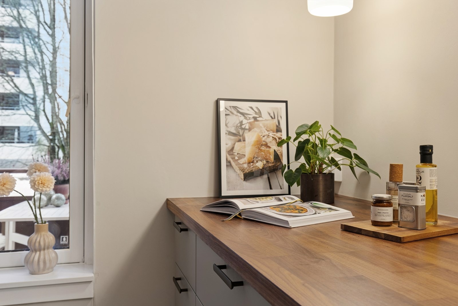 Benkeplate i valnøtt/ finer gir rikelig plass til matlaging og praktisk oppbevaring. Galleribilde