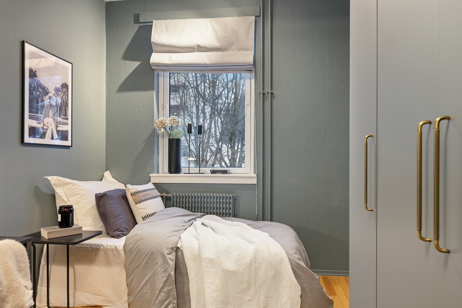 Leiligheten har to romslige soverom med god plass til seng, garderobeløsninger og annet ønskelig møblement. Rommene er malt i moderne og behagelige farger som skaper en lun og innbydende atmosfære. Galleribilde