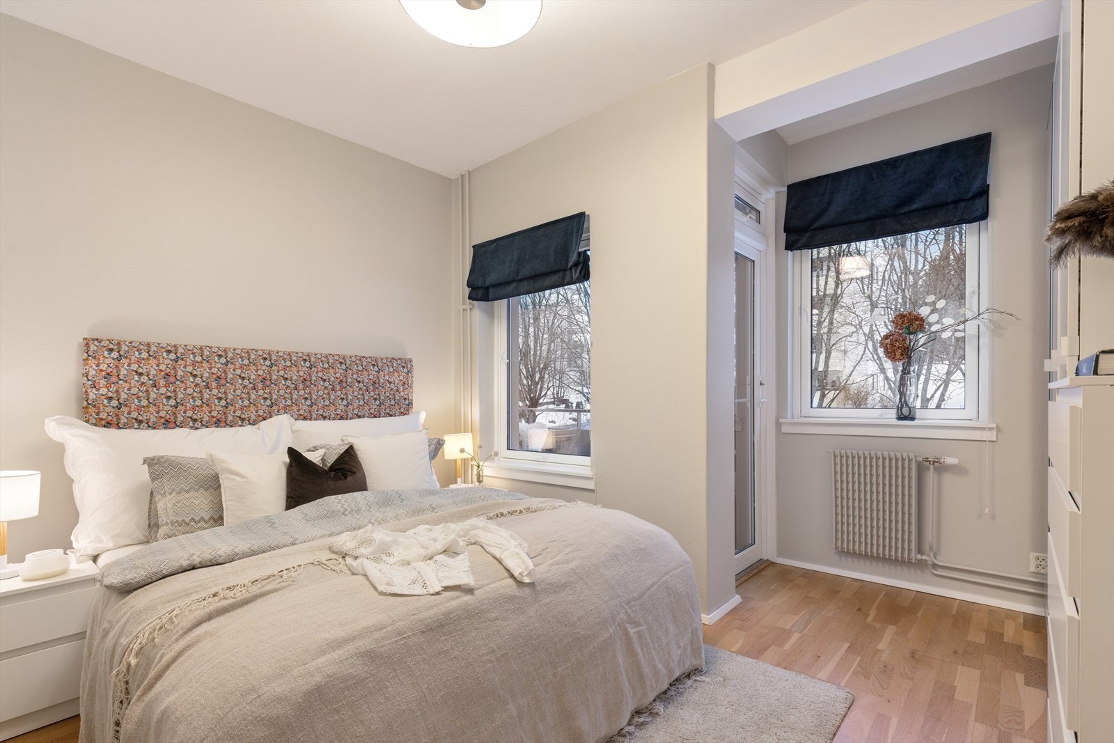 Fra soverom nr. 2 er det utgang til balkongen, noe som gir enkel tilgang til uteområdet og en ekstra følelse av romslighet. Galleribilde