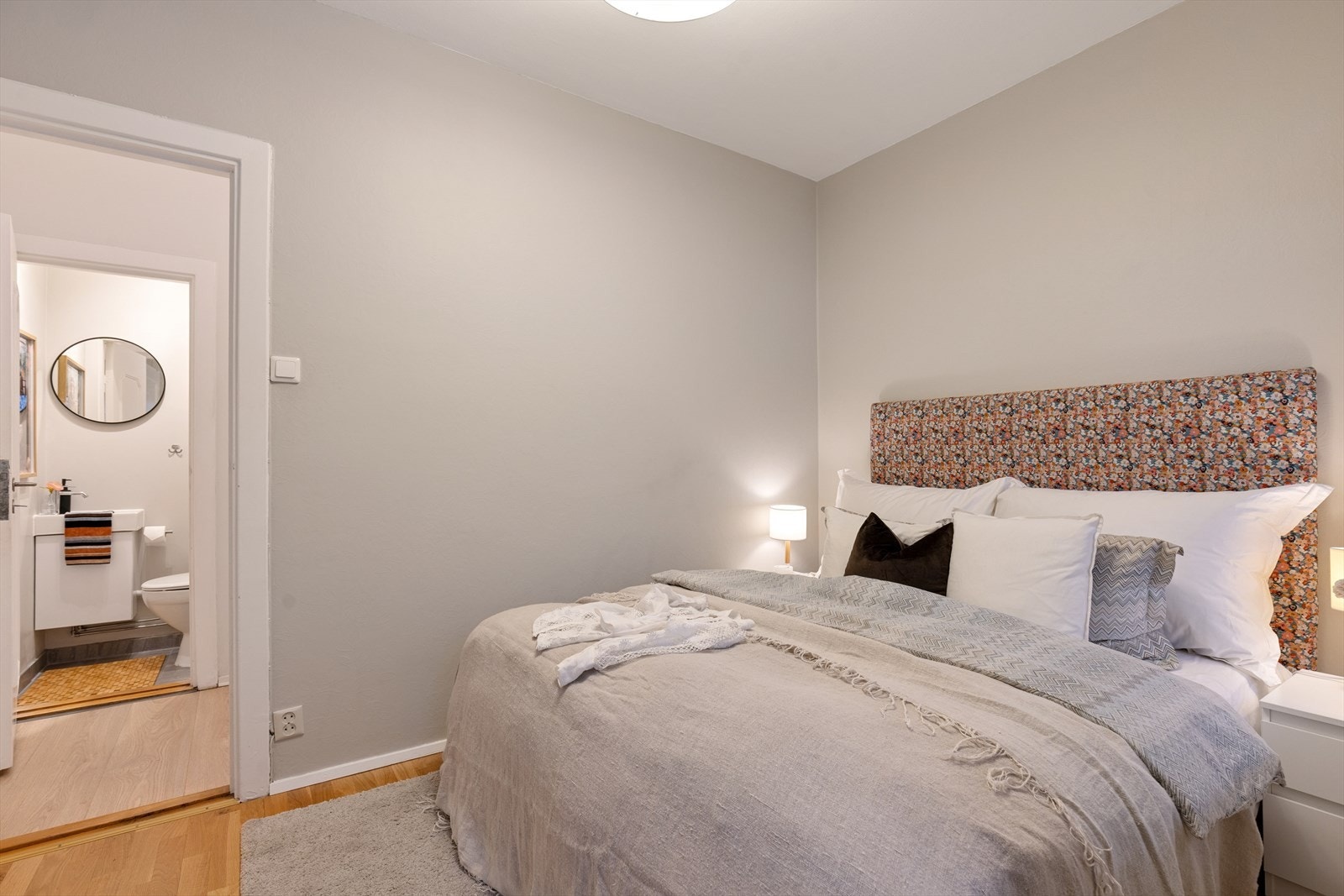 Soverom malt i delikate og lune farger! Galleribilde