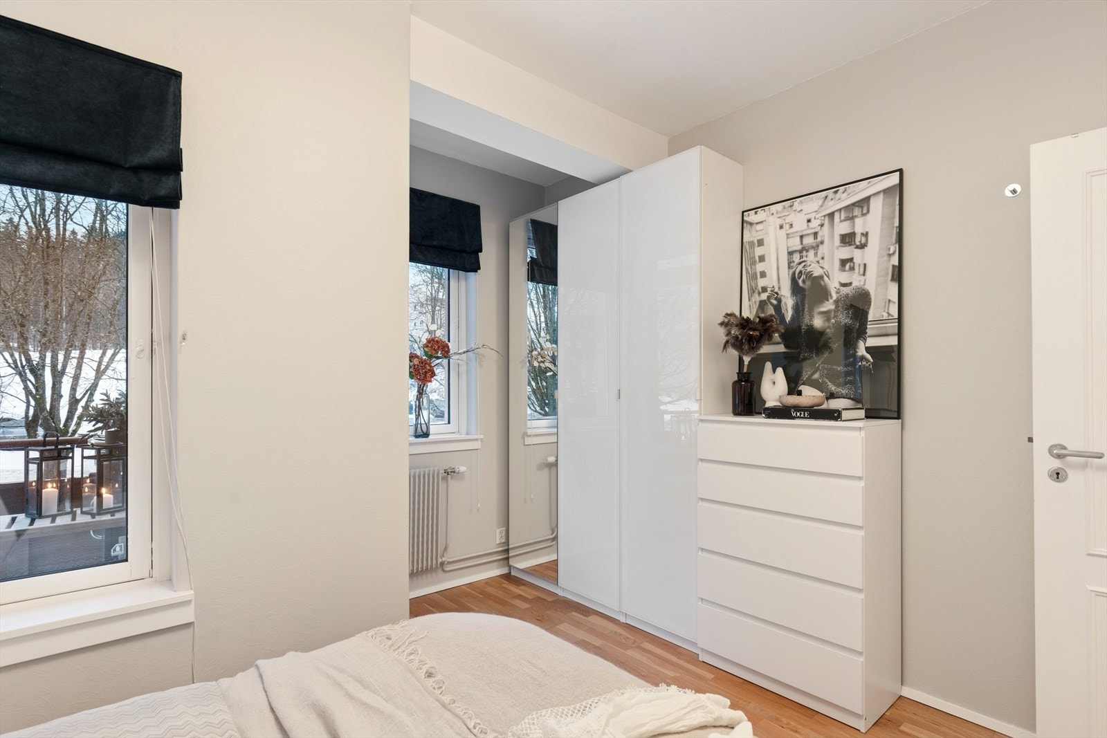 Det er god plass til garderobeløsninger som bidrar til et ryddig og funksjonelt soverom. Galleribilde