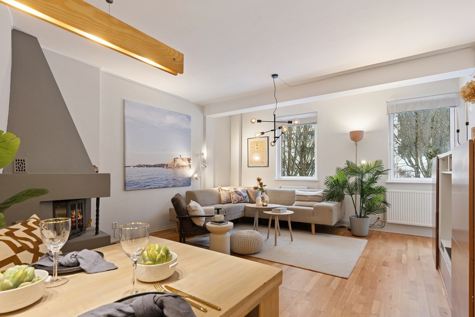 Rommet oppleves luftig med god takhøyde og lyse overflater. Det er vedovn som gir både varme og et hyggelig samlingspunkt. Galleribilde