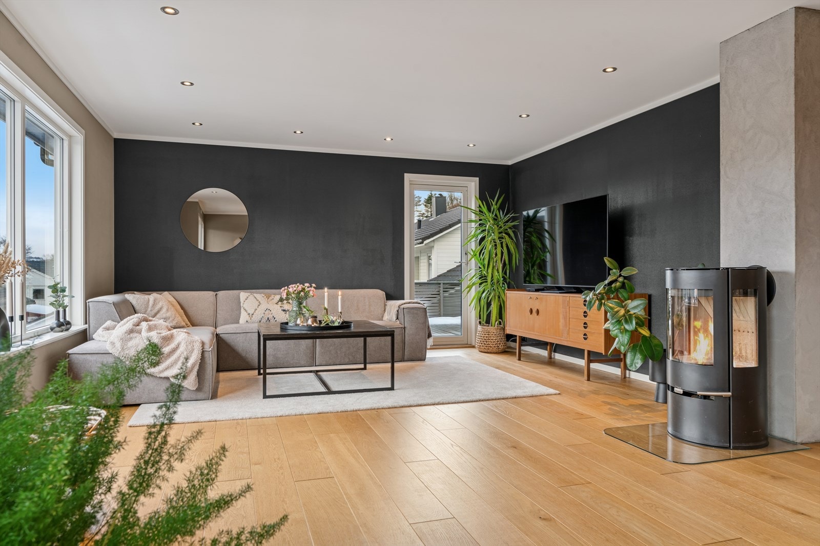 Fra stuen er det dør ut til en sørøst vendt terrasse og hage Galleribilde