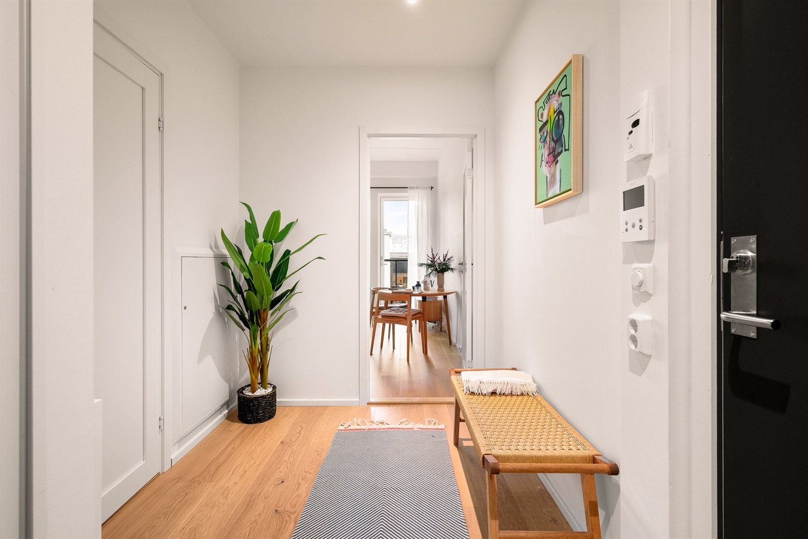 Velkommen inn! Entréen er lys og innbydende og gir et umiddelbart godt førsteinntrykk. Galleribilde