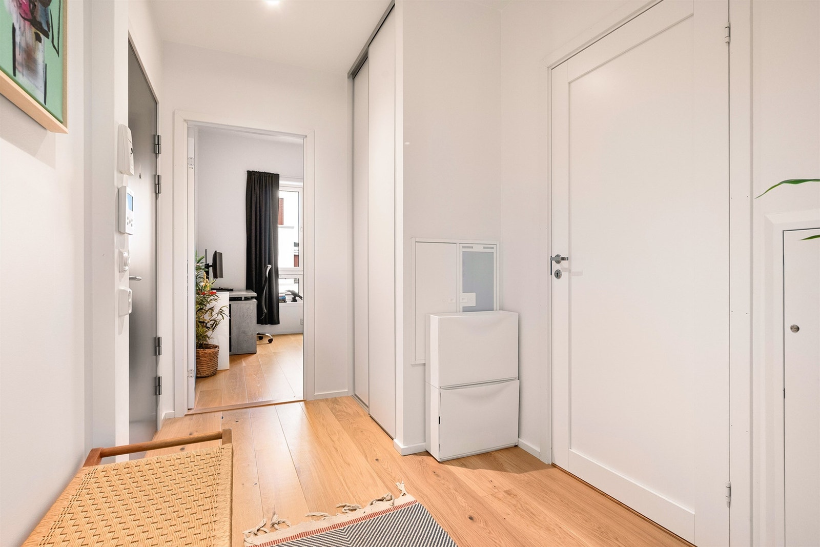 Her er det god plass til yttertøy og sko i en romslig skyvedørsgarderobe. Galleribilde