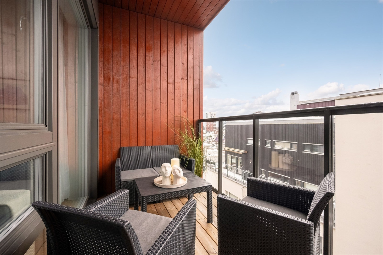 Balkongen er av god størrelse og er en herlig plass å nyte årets varmere dager i eget hjem. Her kan du møblere med utemøblement, alt etter hva som passer eget ønske og behov. Galleribilde