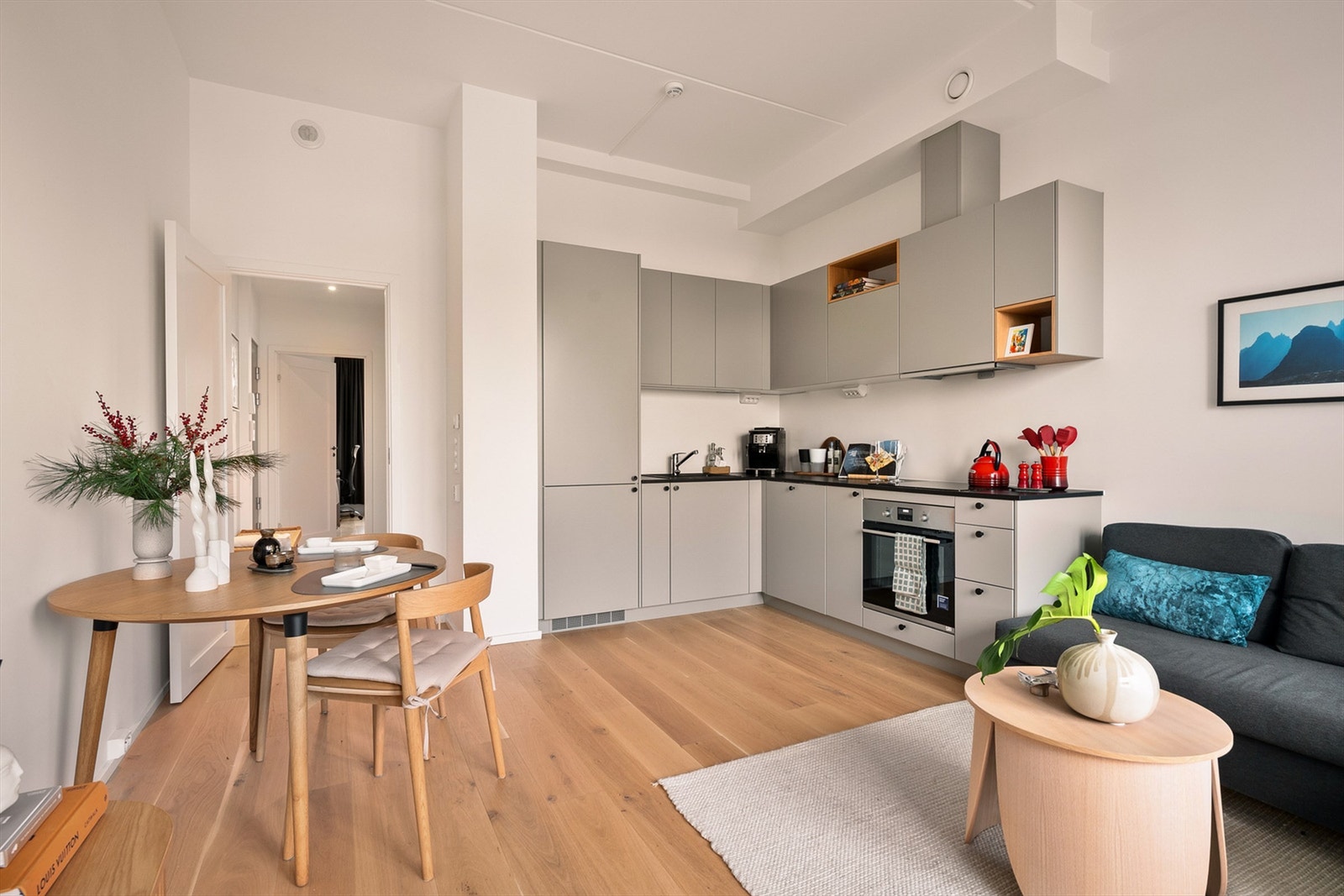 Kjøkkeninnredningen er tidløs og stilren med glatte fronter og laminat benkeplate. Galleribilde