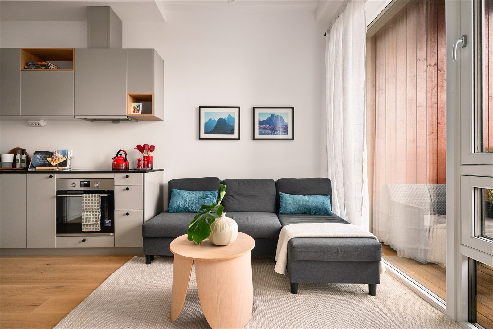 Stuen og kjøkkenet er holdt i åpen løsning, og er et naturlig samlingspunkt. Galleribilde