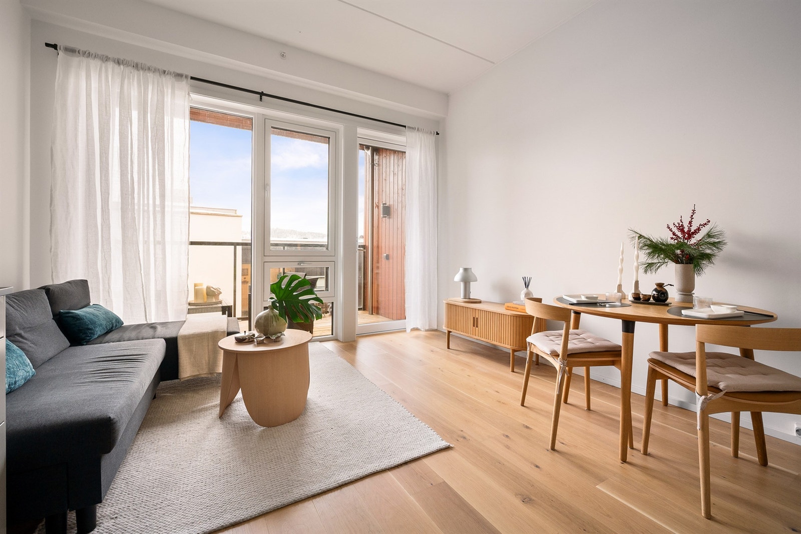 Stuen er er av god størrelse med plass til sofa, salongbord og TV-seksjon. Herfra er det utgang til en herlig balkong. Galleribilde