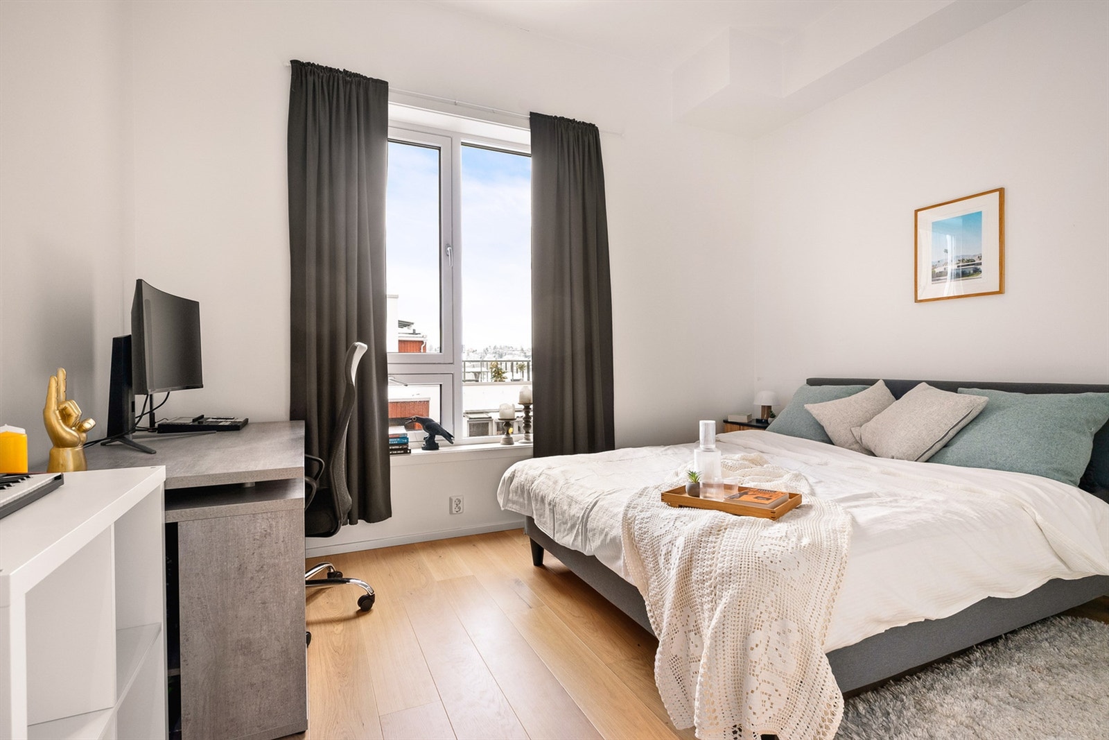 Soverommet er av god størrelse, med plass til dobbeltseng og tilhørende nattbord, samt skrivepult eller kommode om ønskelig. Galleribilde