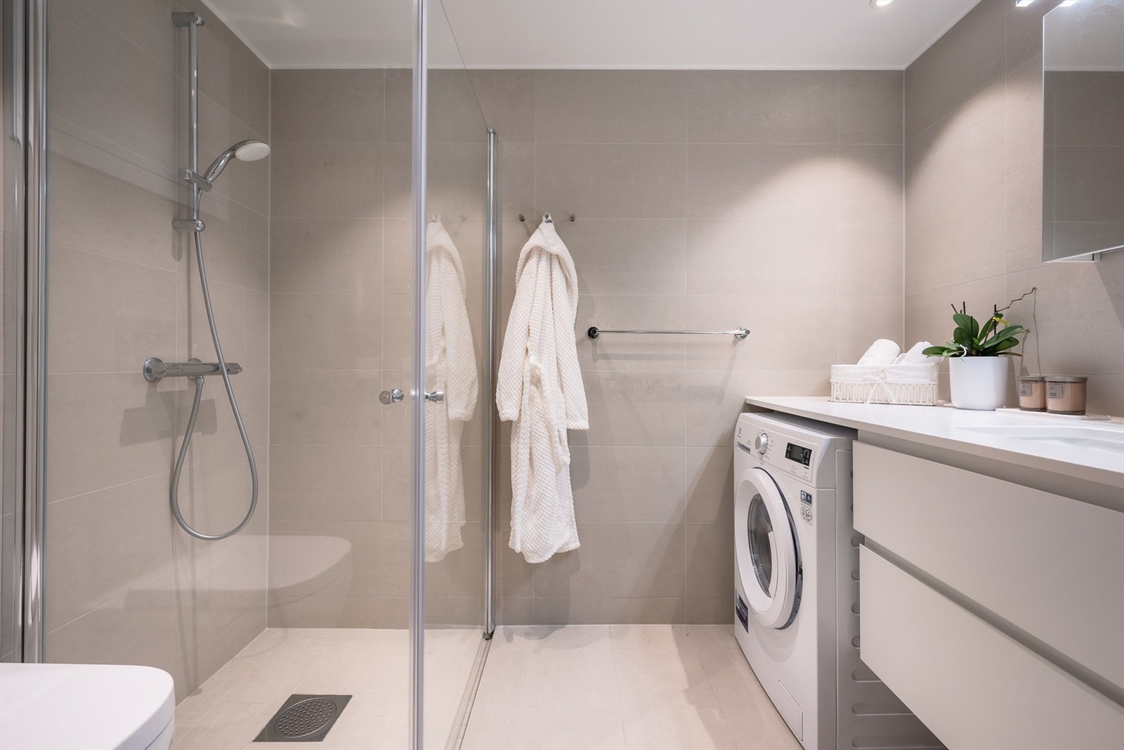 Badet er pent flislagt på gulv og vegger med elektrisk gulvvarme. Galleribilde