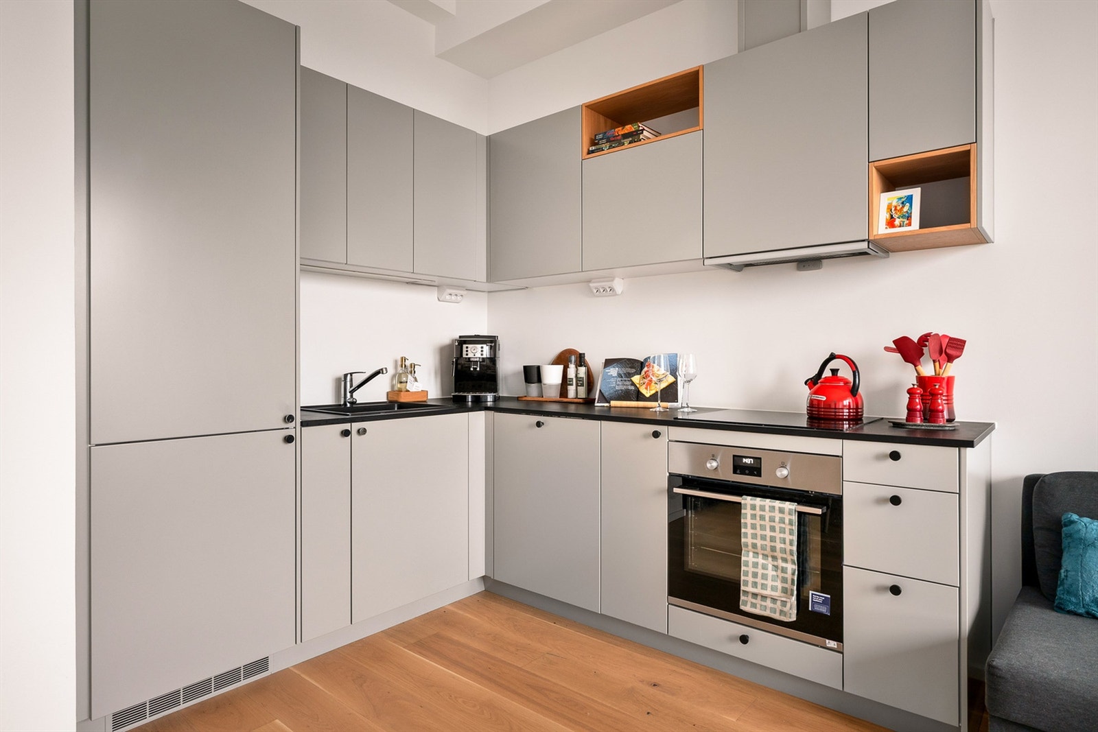 Hvitevarene er sømløst integrert i innredningen og består av stekeovn, platetopp, oppvaskmaskin og kjøleskap med frys. Galleribilde