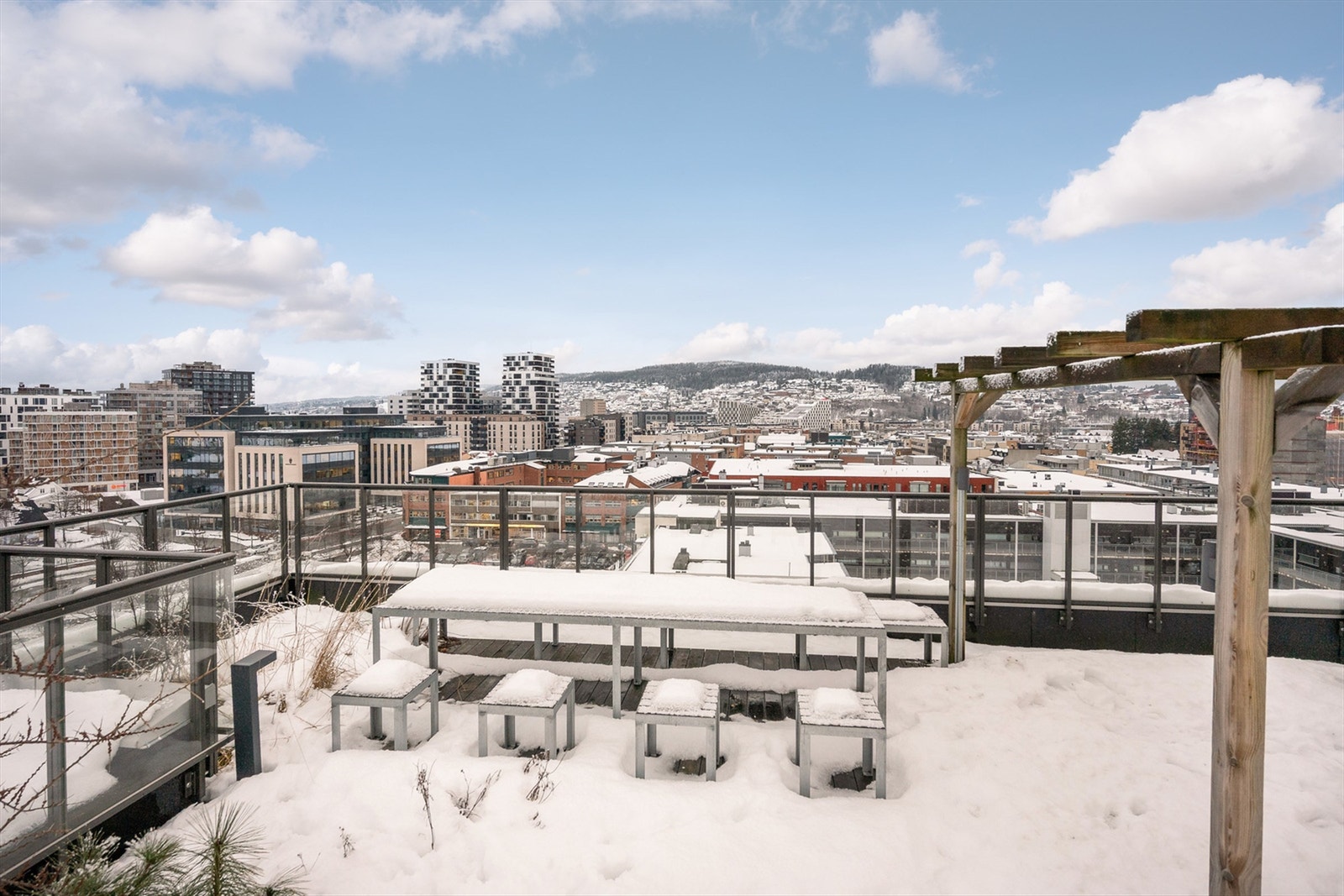 Felles takterrasse som kan benyttes på årets varmere dager! Herlig utsikt over byen. Galleribilde