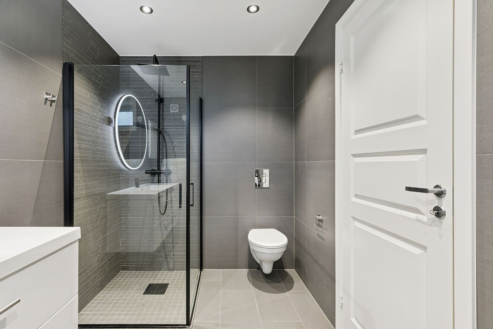 Pent flislagt bad med varmekabler Galleribilde