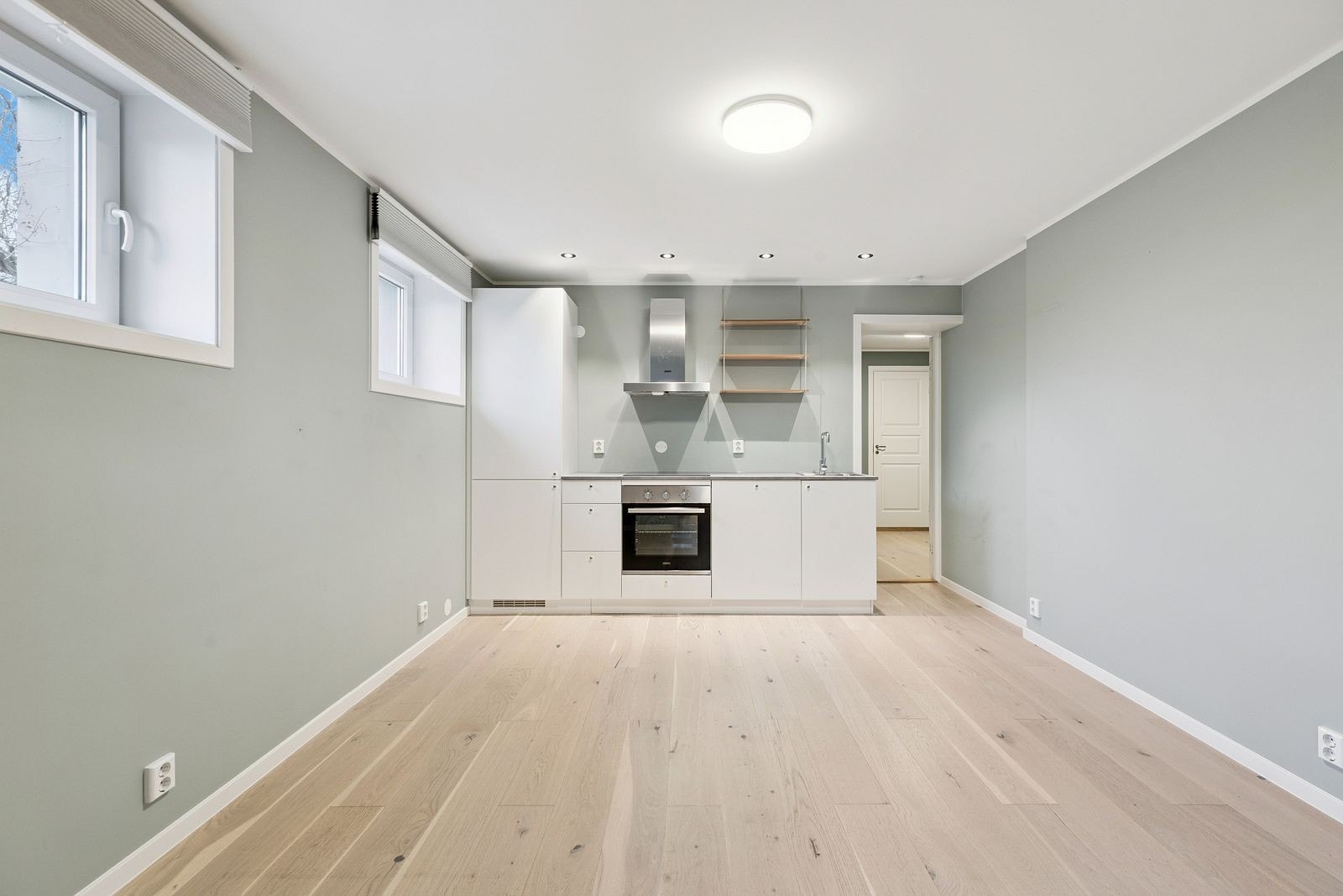 Lekkert kjøkken med integrete hvitevarer Galleribilde