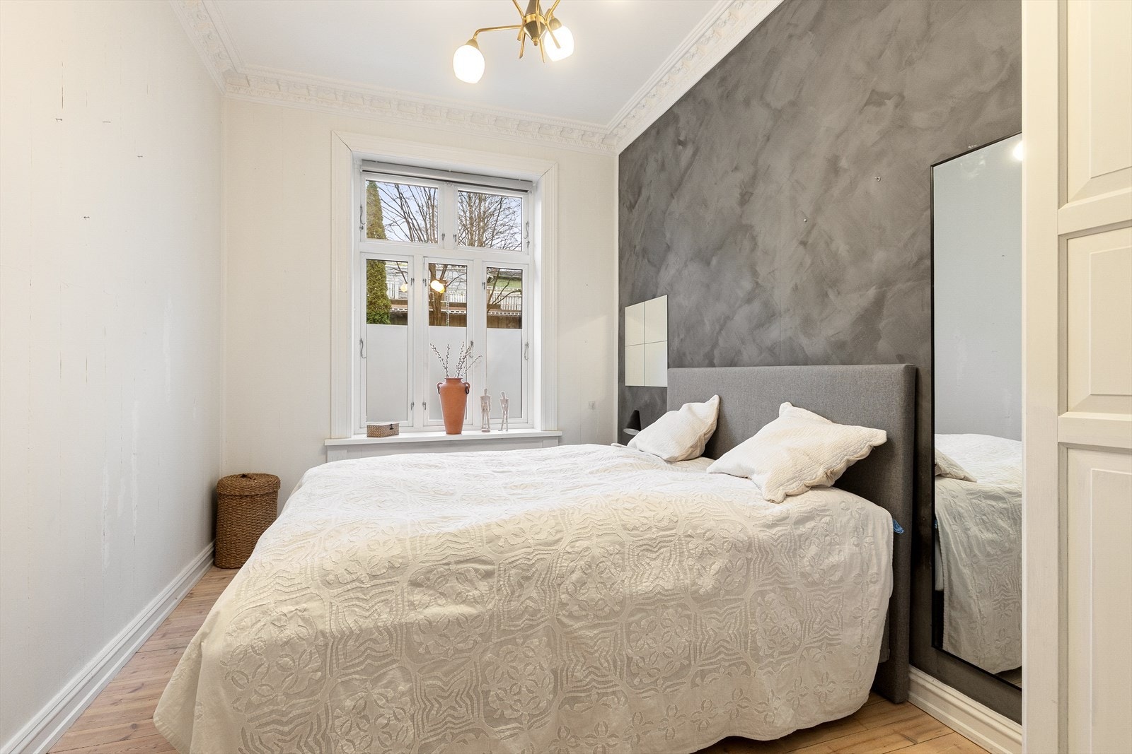 Det er god plass til dobbeltseng, nattbord og garderobeskap/kommode. Galleribilde