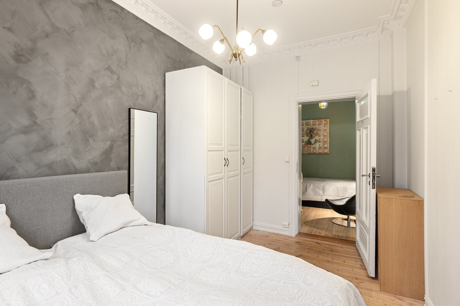 Det er adkomst til kontoret fra soverommet og gangen. Galleribilde