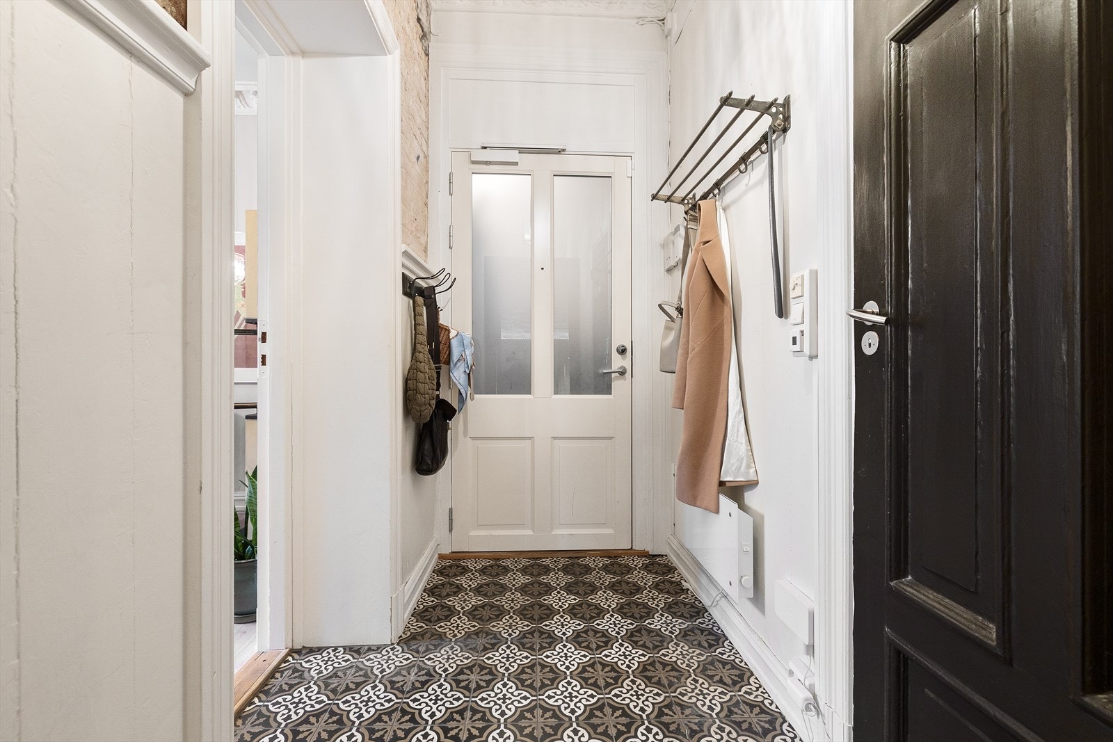 I gangen er det plass til knagger og skohylle for oppbevaring av yttertøy. Galleribilde