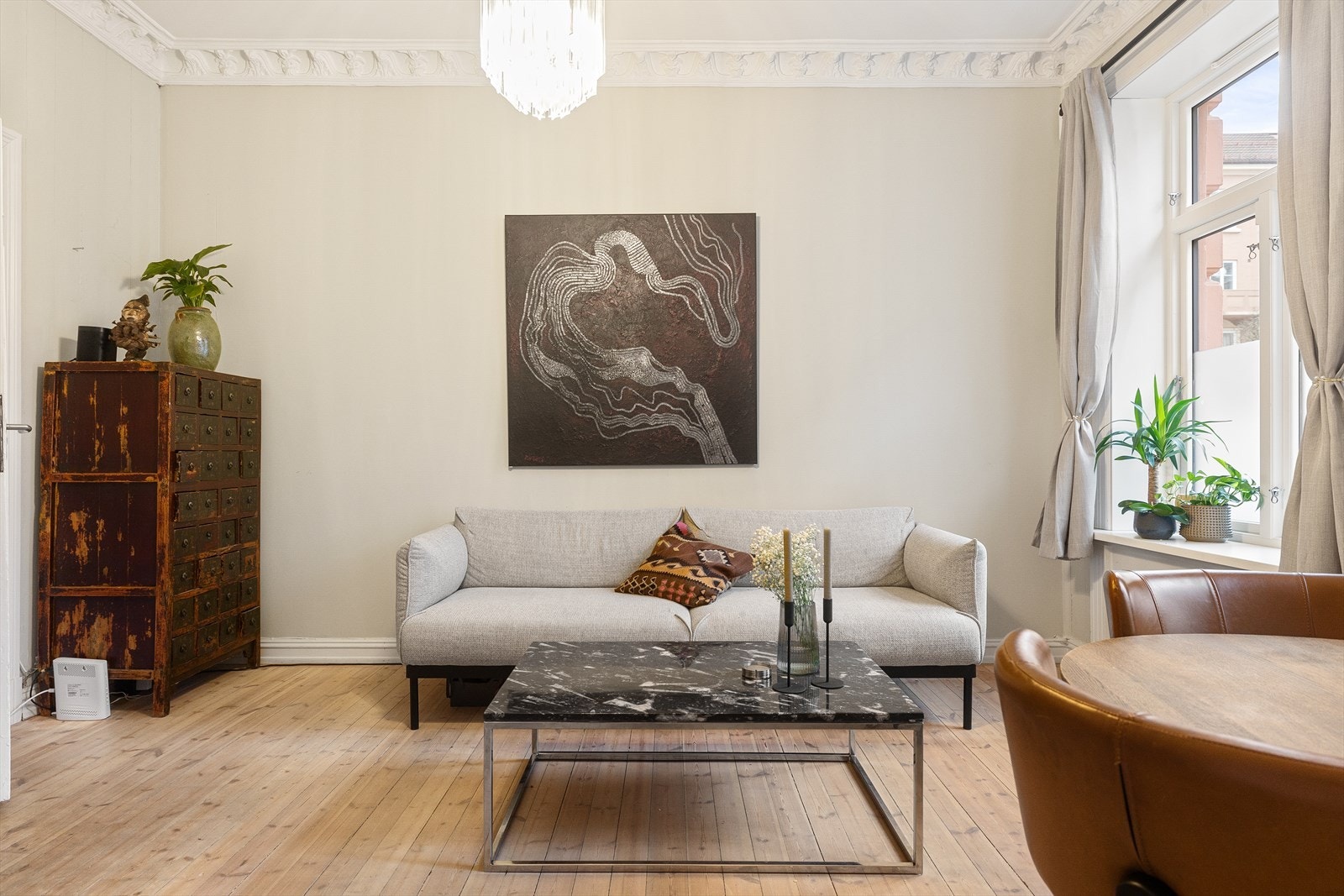 Leiligheten har en herlig stue med flotte, klassiske detaljer som rosett og stukkatur. Galleribilde