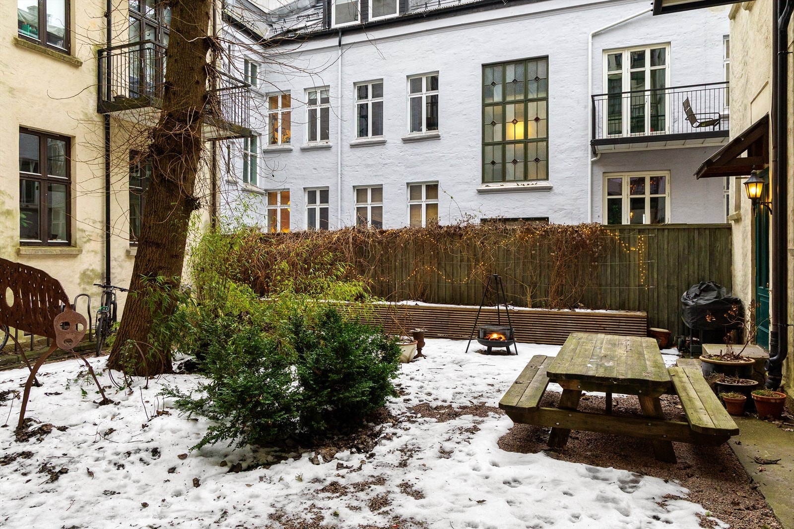 Hyggelig bakgård med sittegruppe, sykkelparkering og bålpanne. Galleribilde