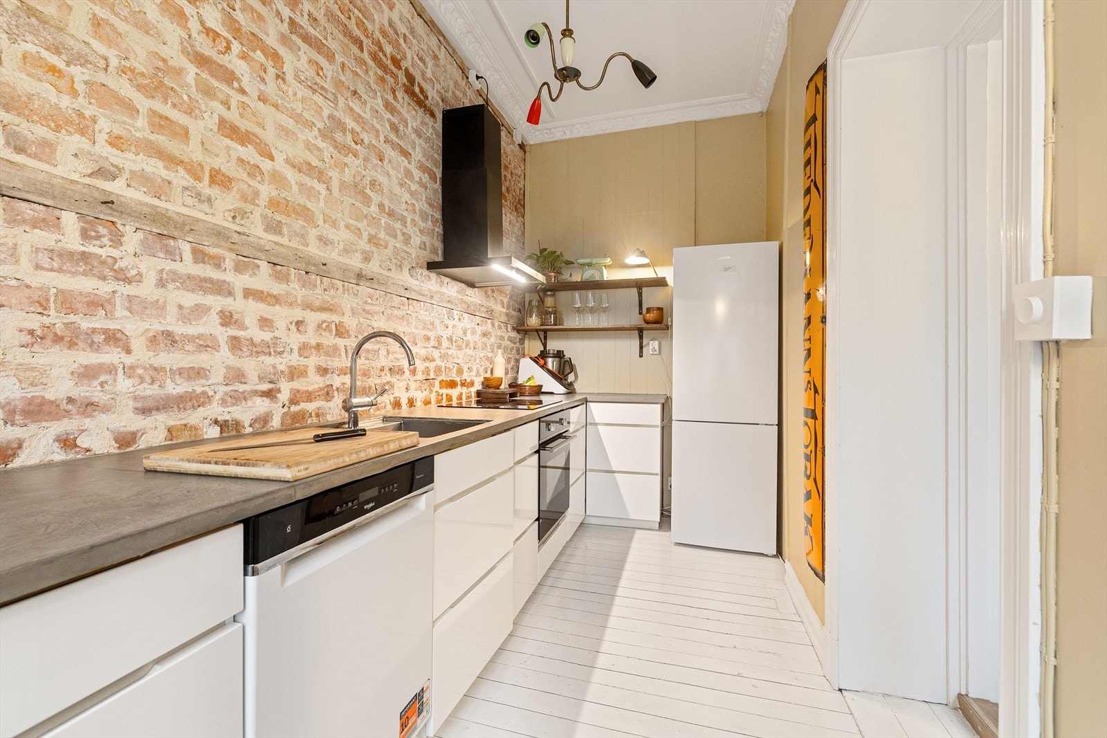 Det er rikelig med skap- og benkeplass. Galleribilde