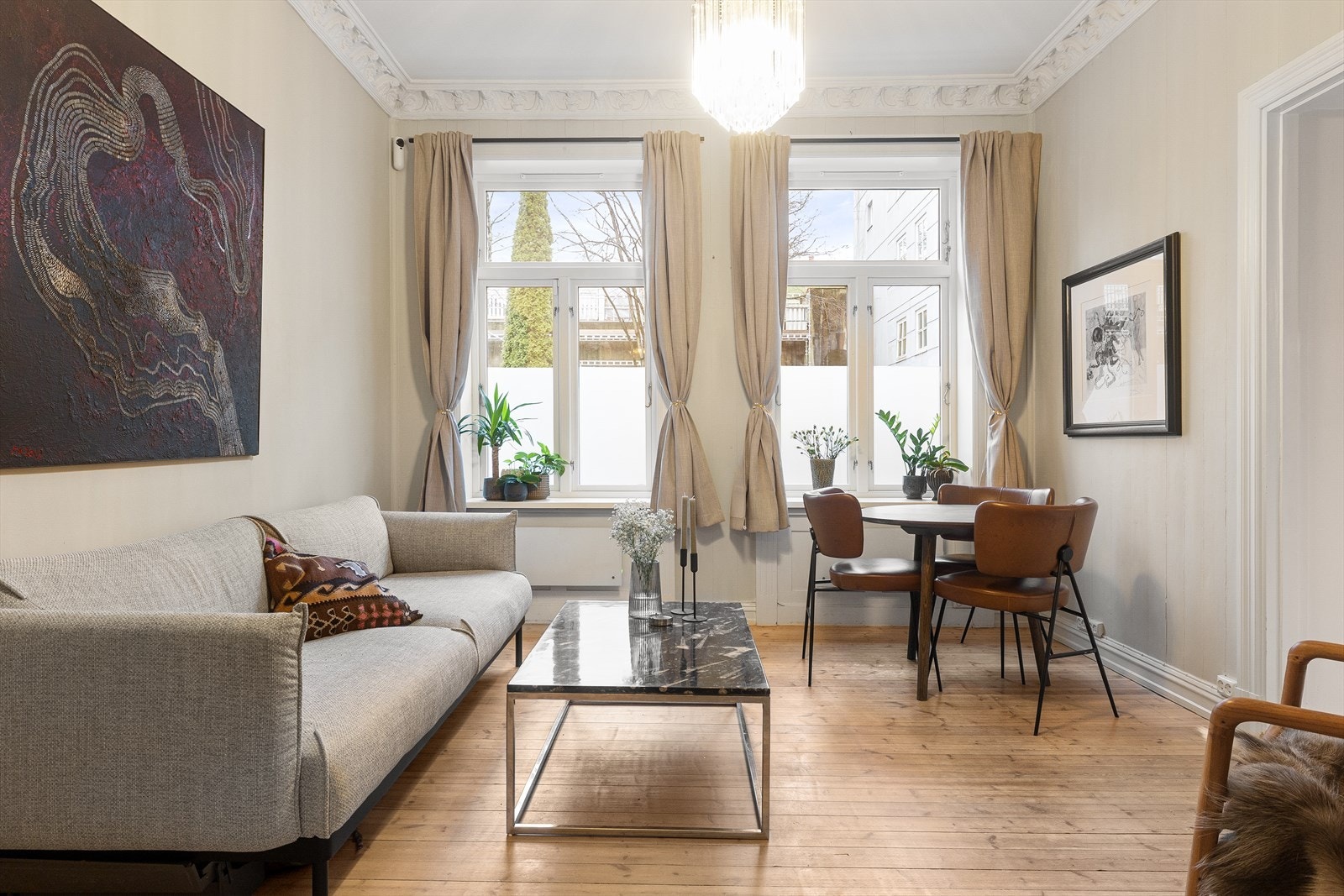 Leiligheten ligger i 1. etasje og inneholder entré, kjøkken, stue, bad, soverom og kontor. Galleribilde