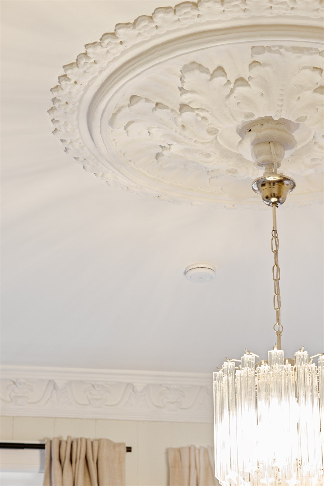 Leiligheten ligger i en ærverdig bygård fra slutten av 1800-tallet, de originale detaljene med nydelig rosett og stukkatur er godt bevart. Galleribilde