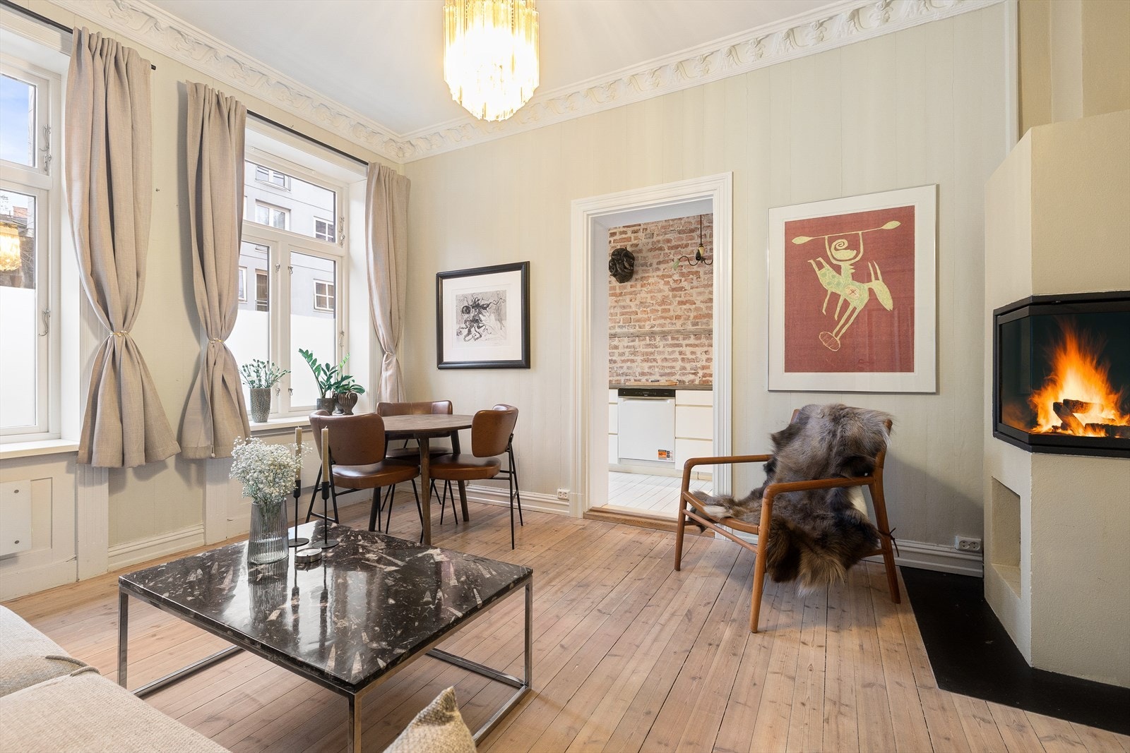 De store vindusflatene, det gode lysinnslippet og den generøse takhøyden på hele 3 meter gir en god og luftig romfølelse. Galleribilde