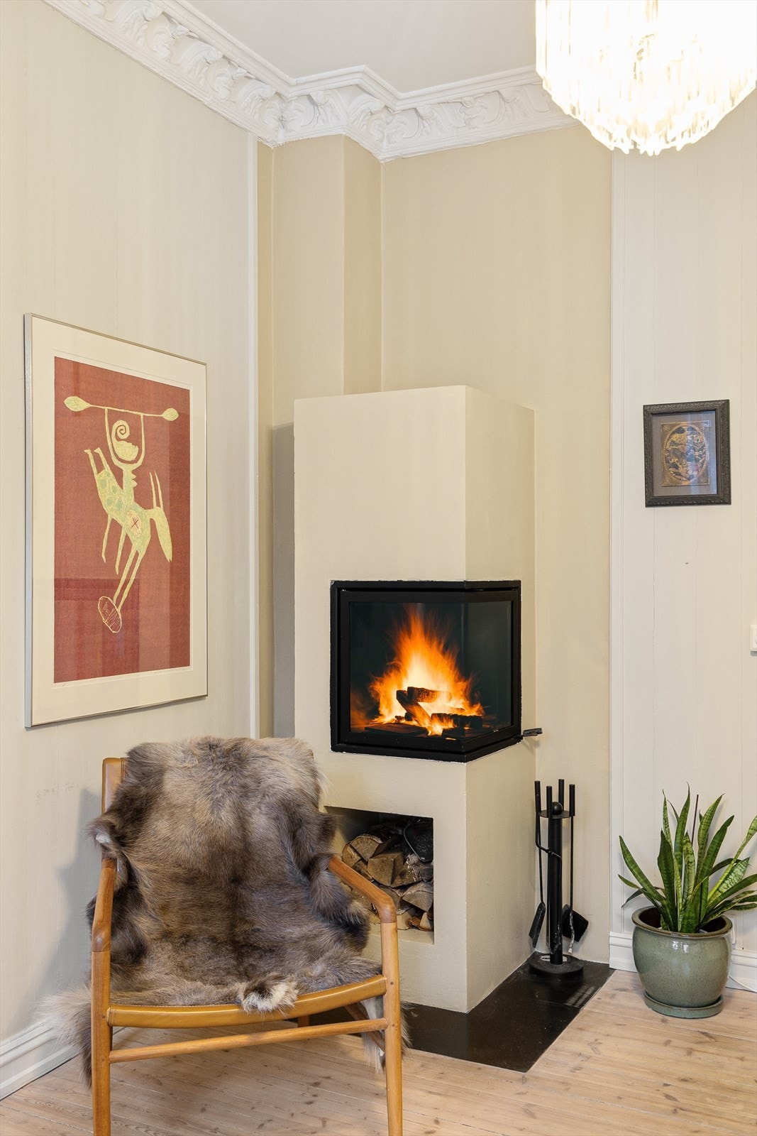 Den moderne peisen gir behagelig varme og skaper hyggelig stemning på kalde høst- og vinterkvelder. Galleribilde