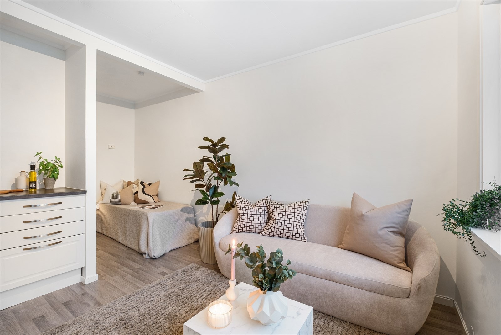 Store vindusflater gir rikelig med naturlig lys og en behagelig romfølelse Galleribilde