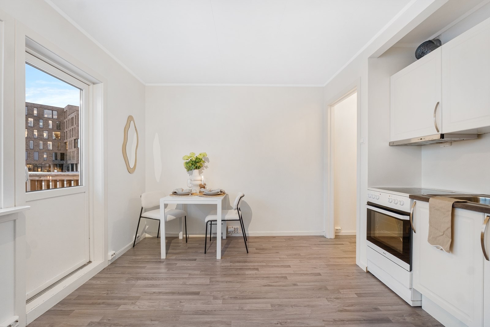 Fra stuen er det utgang til en romslig balkong som gir en fin forlengelse av oppholdsrommet Galleribilde