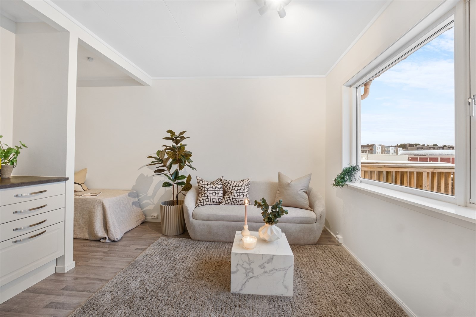 Overflater består av laminat på gulv og lyse, malte flater som gir et innbydende førsteinntrykk Galleribilde