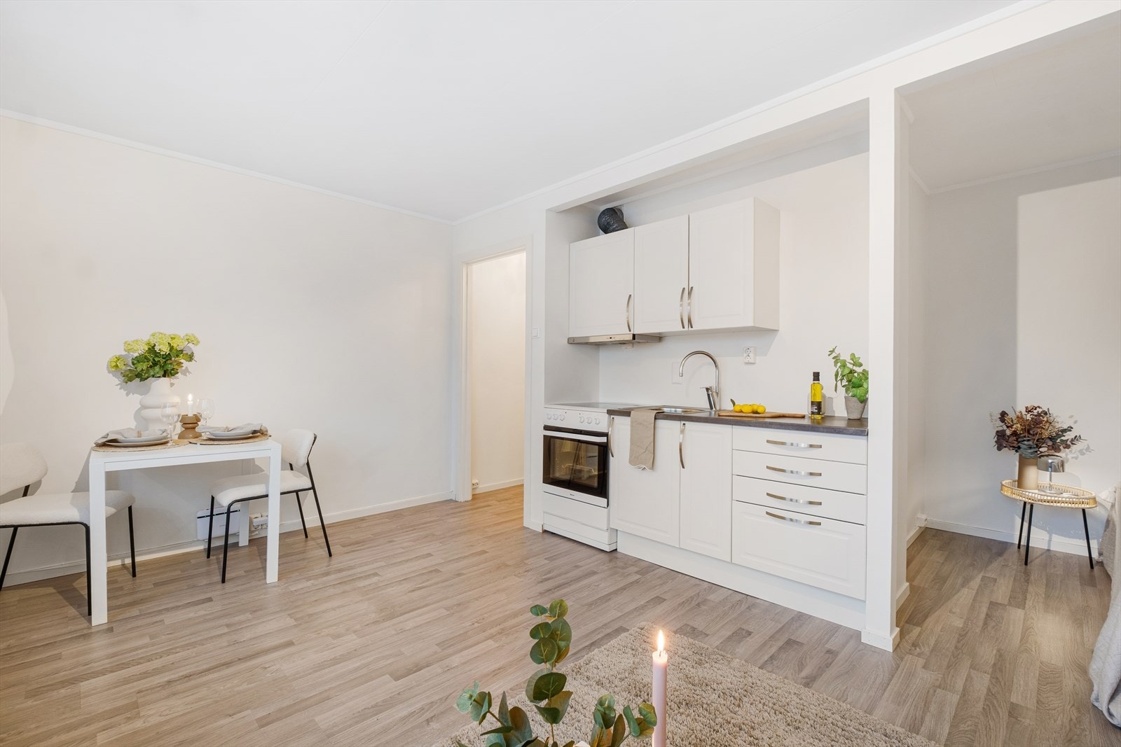 Pent og praktisk kjøkken med innredning med profilerte fronter og laminert benkeplate Galleribilde