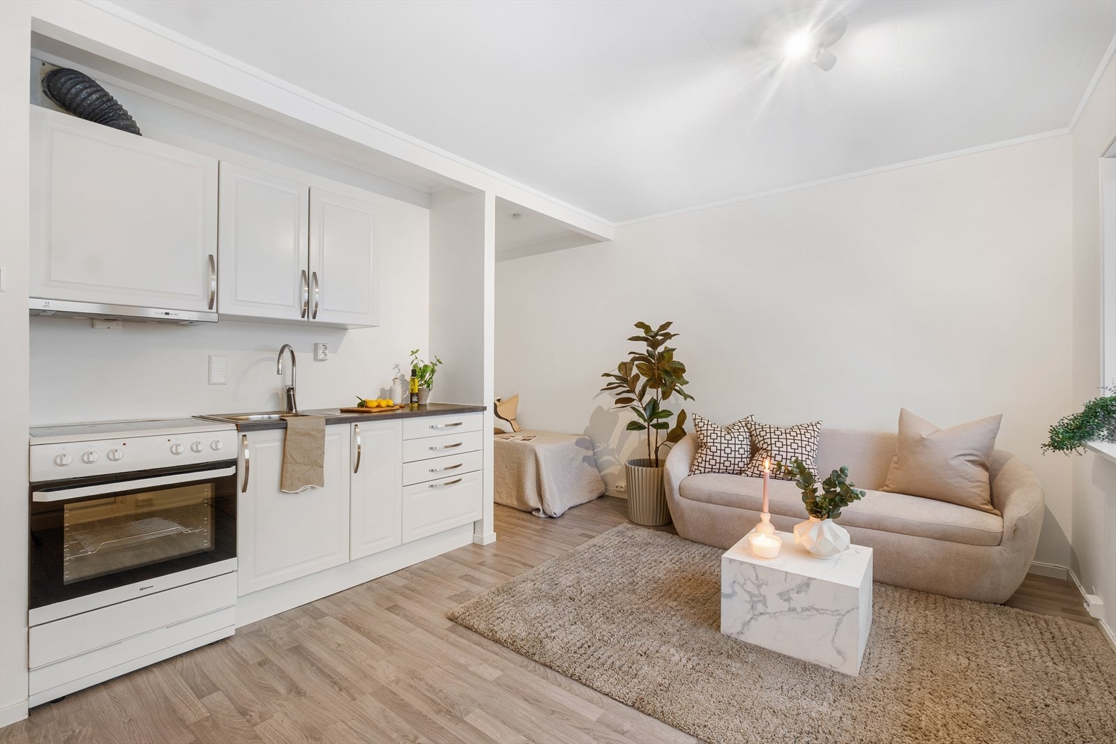 Åpen stue/kjøkken løsning skaper en god romfølelse Galleribilde