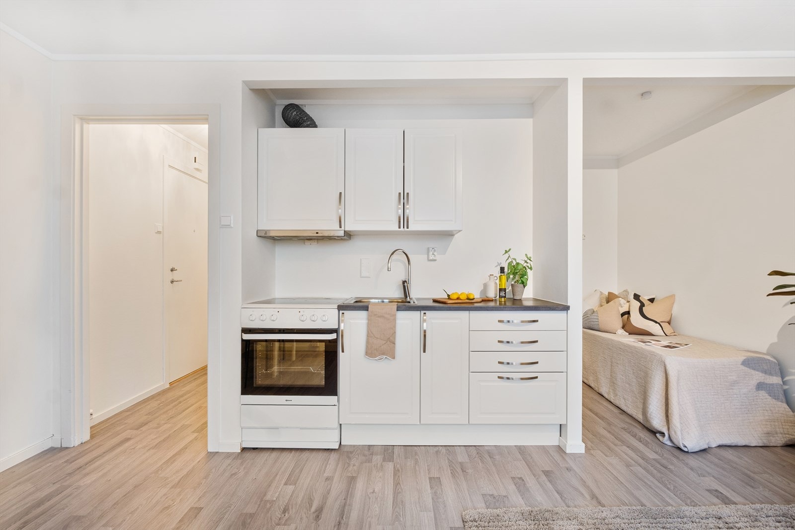 Den åpne løsningen gir en naturlig adskilt sovesone i oppholdsrommet uten å ta unødvendig plass Galleribilde