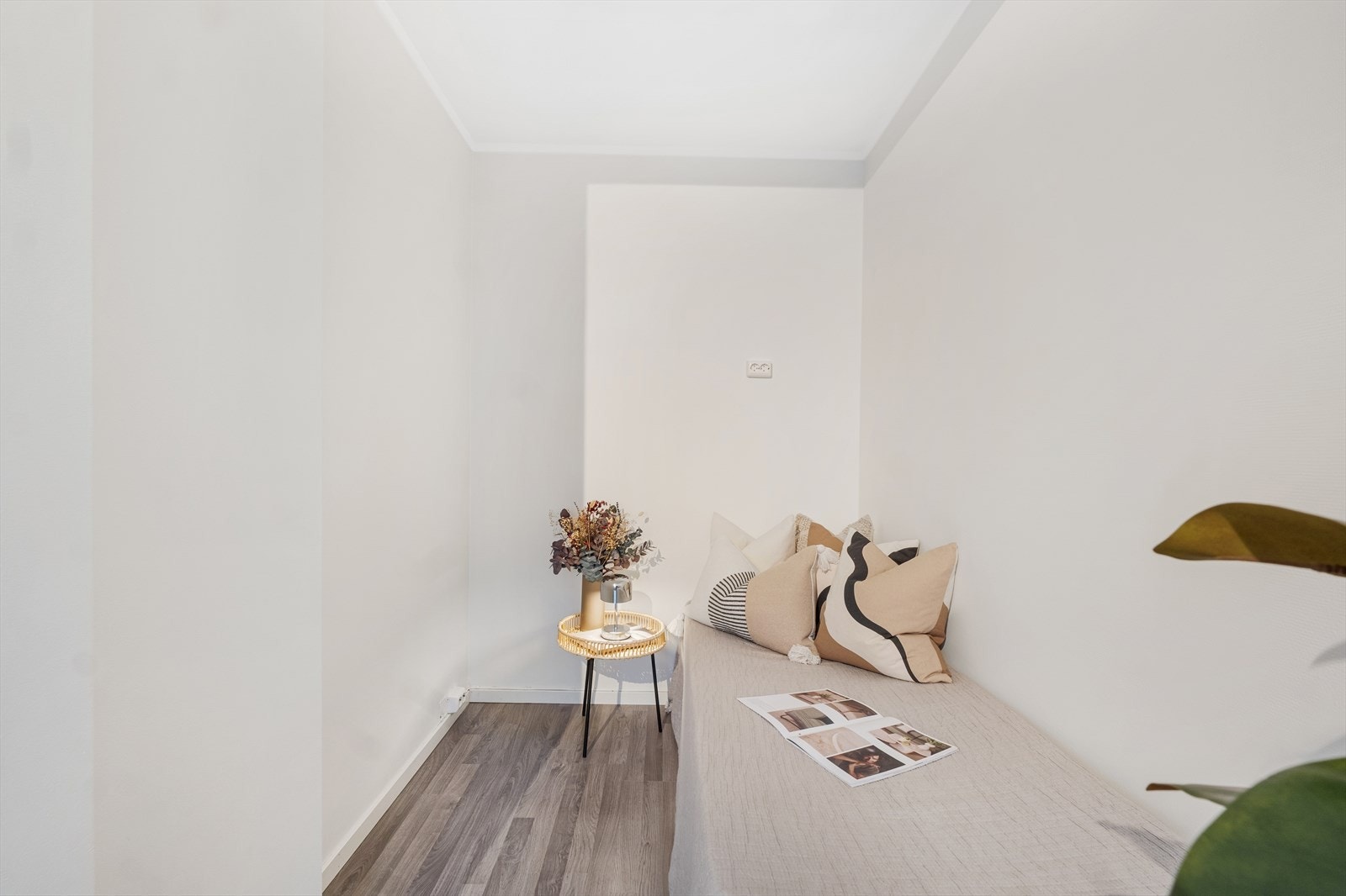 Sovealkoven er praktisk og har plass til seng og nattbord Galleribilde