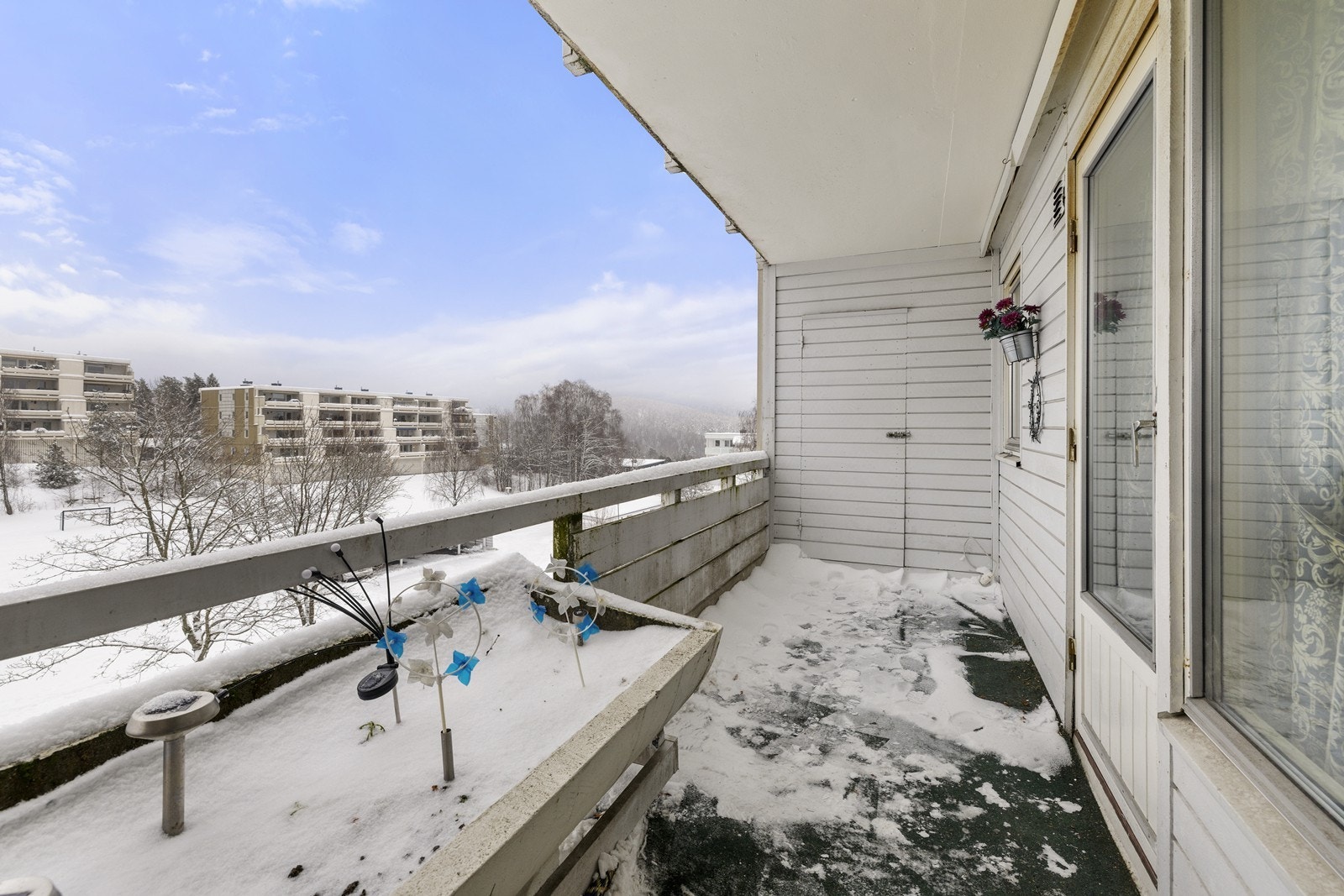 Balkongen har også en tilhørende utebod for ekstra lagring. Galleribilde